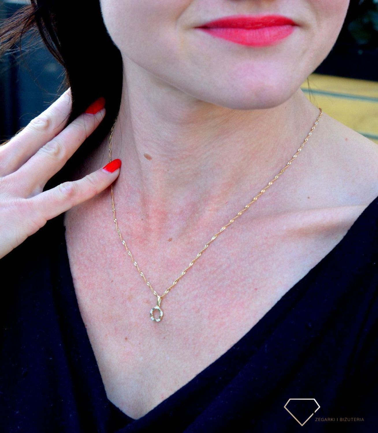 Złota zawieszka okrągła ozdobiona cyrkonią i drobnymi serduszkami DIA-ZAW-4397-585. Zawieszka złota w okrągłym kształcie ozdobiona błyszczącą cyrkonią oraz drobnymi serduszkami.jpg