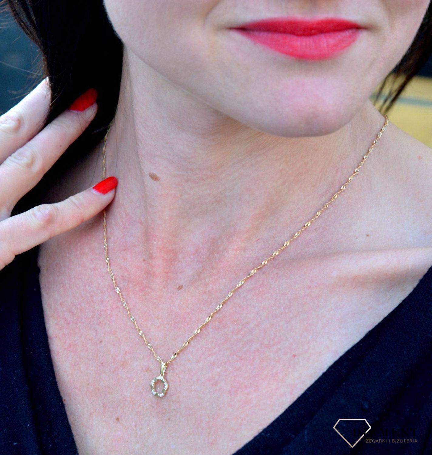 Złota zawieszka okrągła ozdobiona cyrkonią i drobnymi serduszkami DIA-ZAW-4397-585. Zawieszka złota w okrągłym kształcie ozdobiona błyszczącą cyrkonią oraz drobnymi serduszkami.jpg