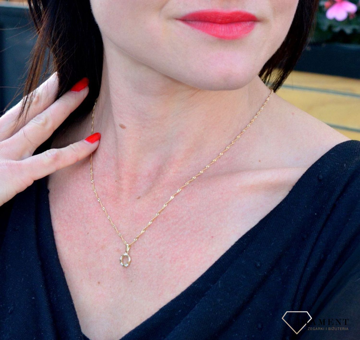 Złota zawieszka okrągła ozdobiona cyrkonią i drobnymi serduszkami DIA-ZAW-4397-585. Zawieszka złota w okrągłym kształcie ozdobiona błyszczącą cyrkonią oraz drobnymi serduszkami.jpg