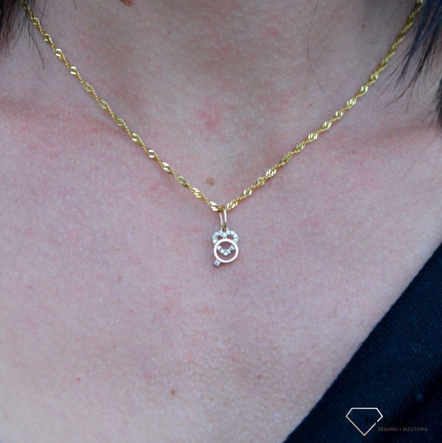 Złota zawieszka serce z cyrkonią i pierścionek DIA-ZAW-4399-585. Złota zawieszka w kształcie serca ozdobionego cyrkonią i pierścionek.jpg