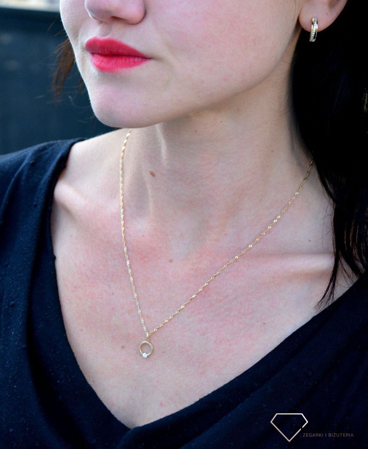 Złota zawieszka okrągła ozdobiona drobną cyrkonią DIA-ZAW-4401-585. Zawieszka złota próby 585 kółko z drobną białą cyrkonią.jpg