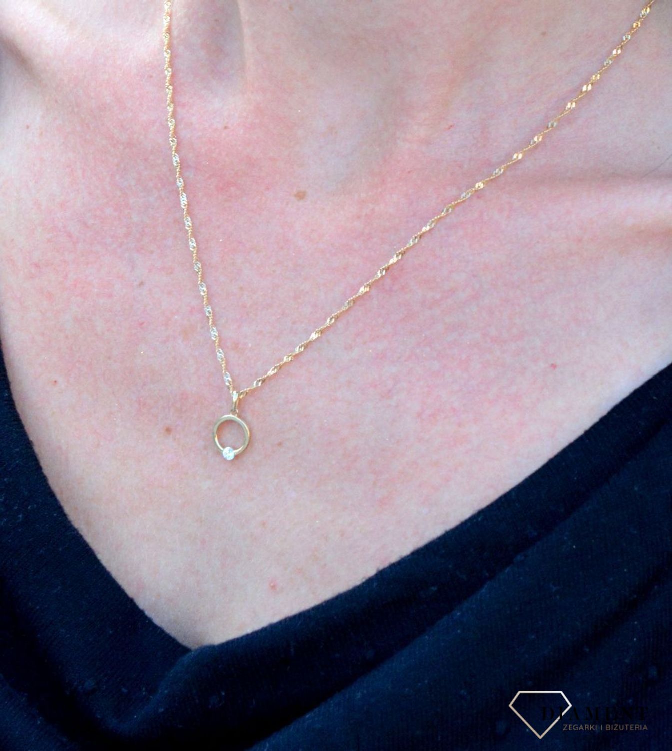 Złota zawieszka okrągła ozdobiona drobną cyrkonią DIA-ZAW-4401-585. Zawieszka złota próby 585 kółko z drobną białą cyrkonią.jpg