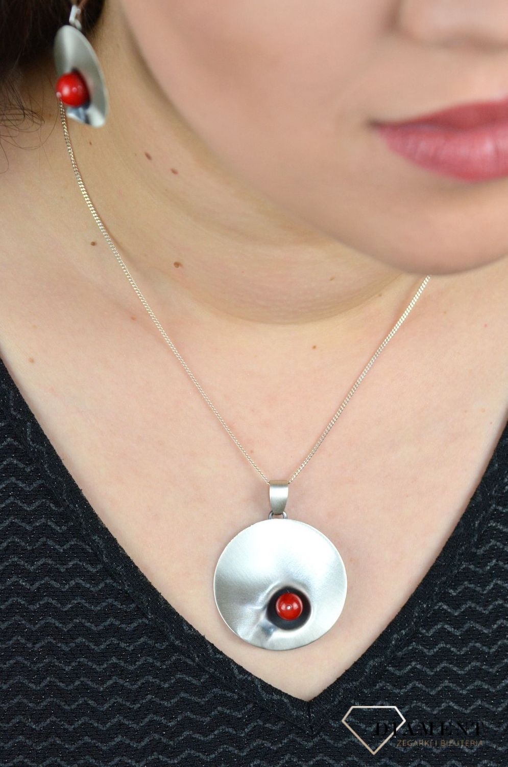 Srebrna zawieszka okrągła cieniowana z koralem DIA-ZAW-4491-925.jpg