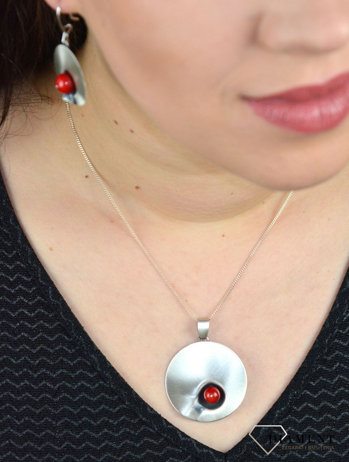 Srebrna zawieszka okrągła cieniowana z koralem DIA-ZAW-4491-925.jpg