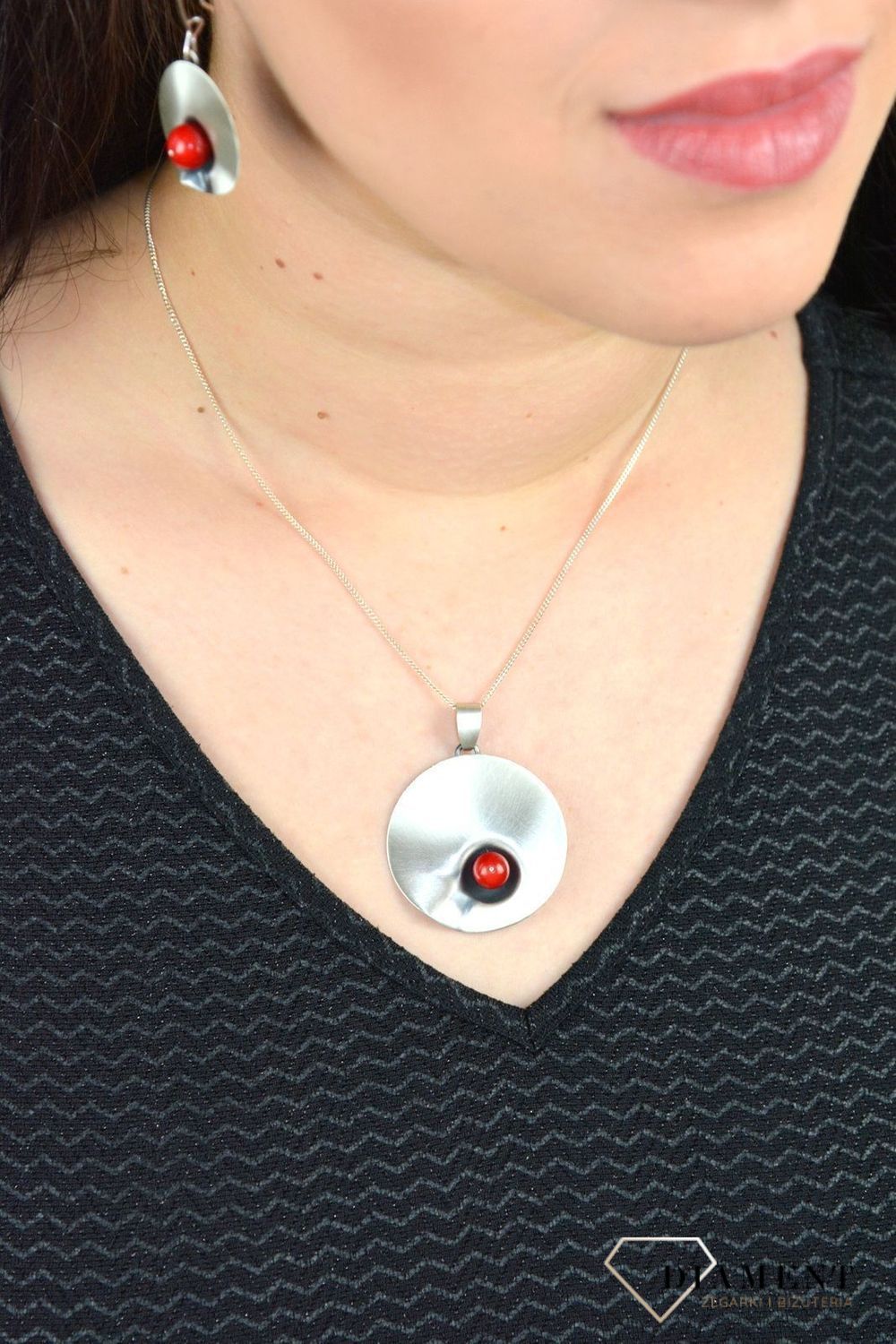 Srebrna zawieszka okrągła cieniowana z koralem DIA-ZAW-4491-925.jpg