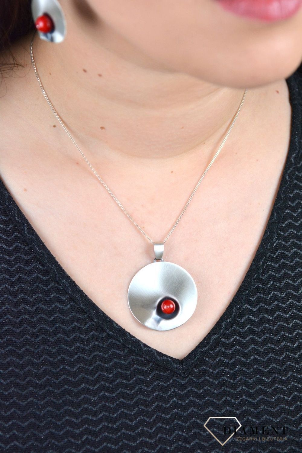 Srebrna zawieszka okrągła cieniowana z koralem DIA-ZAW-4491-925.jpg