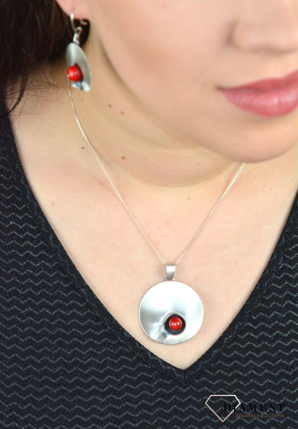 Srebrna zawieszka okrągła cieniowana z koralem DIA-ZAW-4491-925.jpg