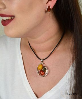 Zawieszka z bursztynami w trzech odcieniach DIA-ZAW-4497-925.  W owalną, nietypowo wyciętą oprawę wprawiono trzy bursztyny o różnych odcieniach- miodu, zieleni oraz brązu (2).JPG