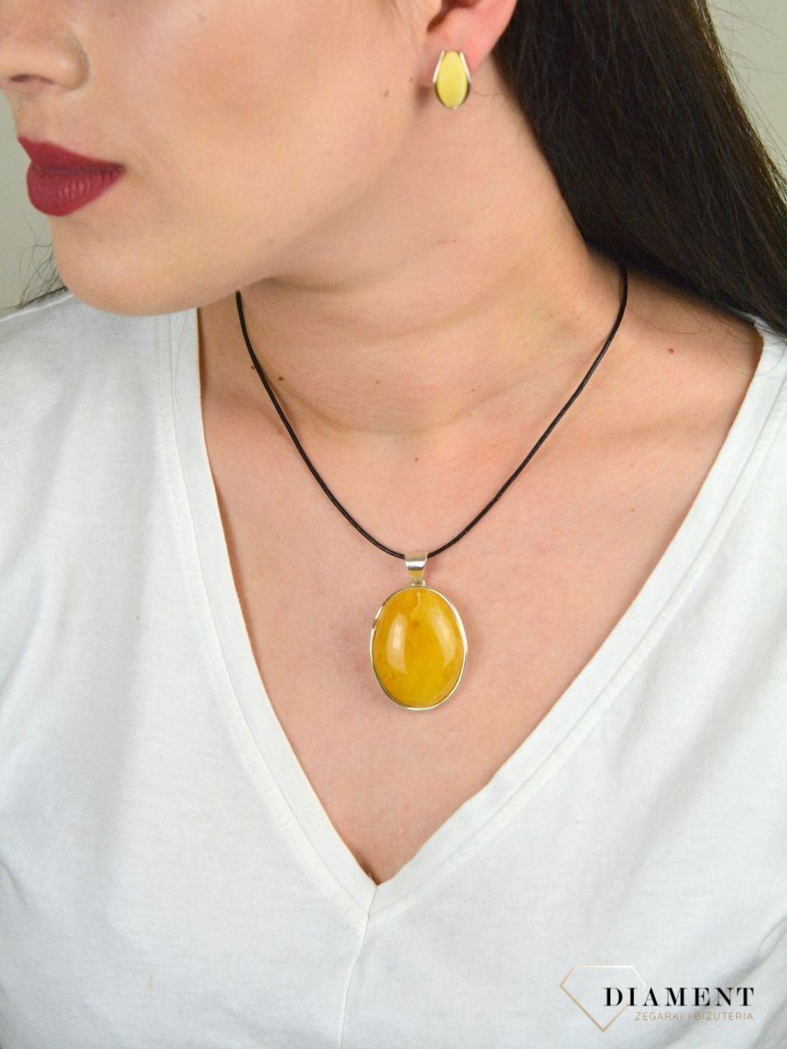 Owalna zawieszka z bursztynem o miodowym odcieniu DIA-ZAW-4498-925.jpg