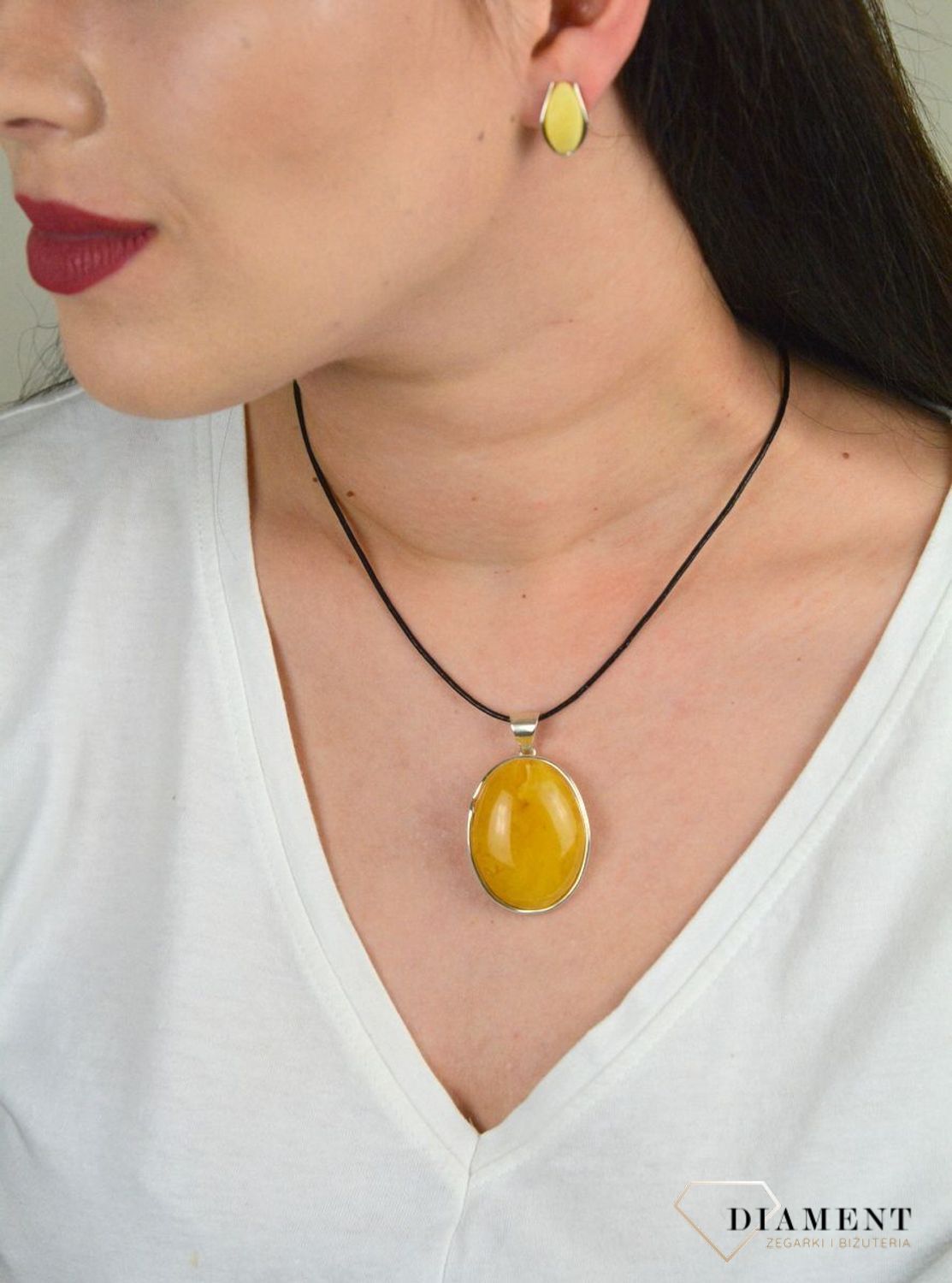Owalna zawieszka z bursztynem o miodowym odcieniu DIA-ZAW-4498-925.jpg