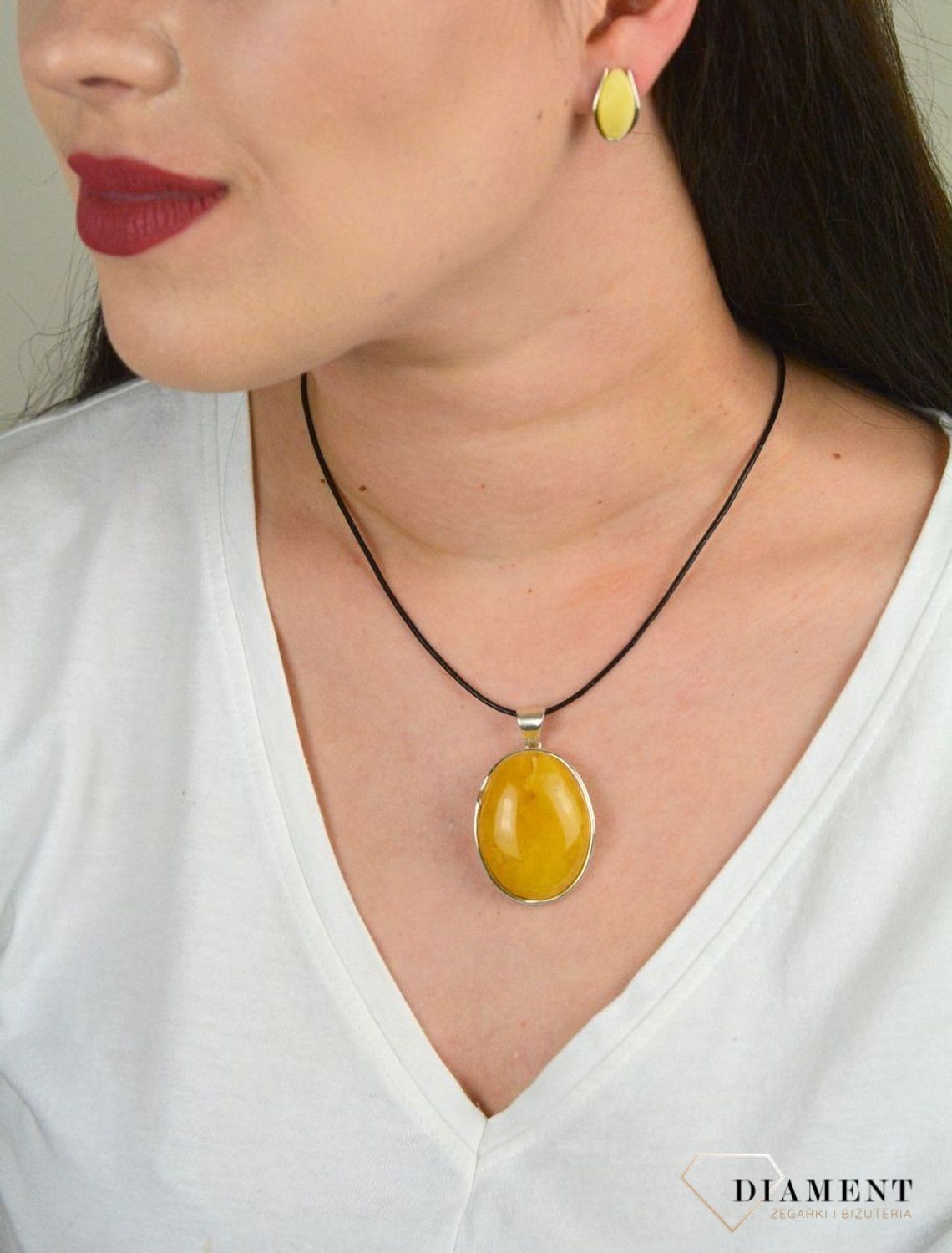 Owalna zawieszka z bursztynem o miodowym odcieniu DIA-ZAW-4498-925.jpg