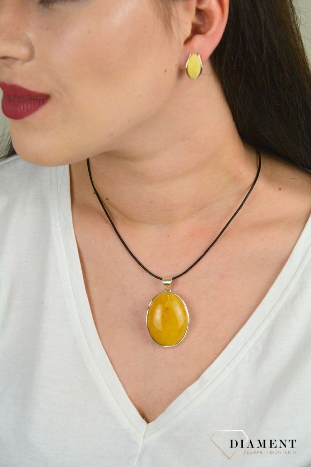 Owalna zawieszka z bursztynem o miodowym odcieniu DIA-ZAW-4498-925.jpg