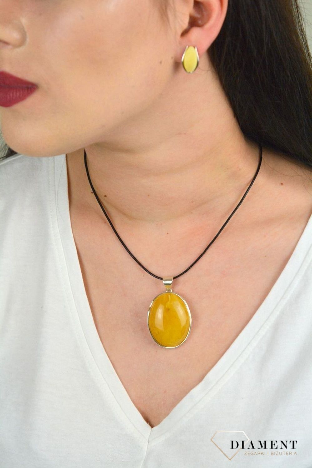 Owalna zawieszka z bursztynem o miodowym odcieniu DIA-ZAW-4498-925.jpg