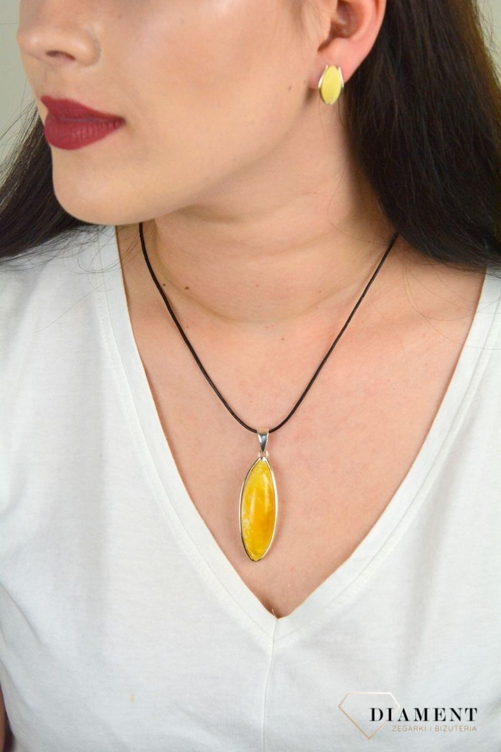 Podłużna zawieszka z miodowym bursztynem DIA-ZAW-4499-925.jpg