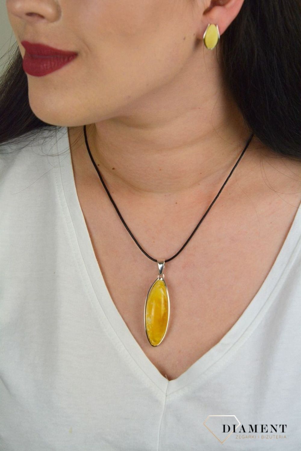 Podłużna zawieszka z miodowym bursztynem DIA-ZAW-4499-925.jpg