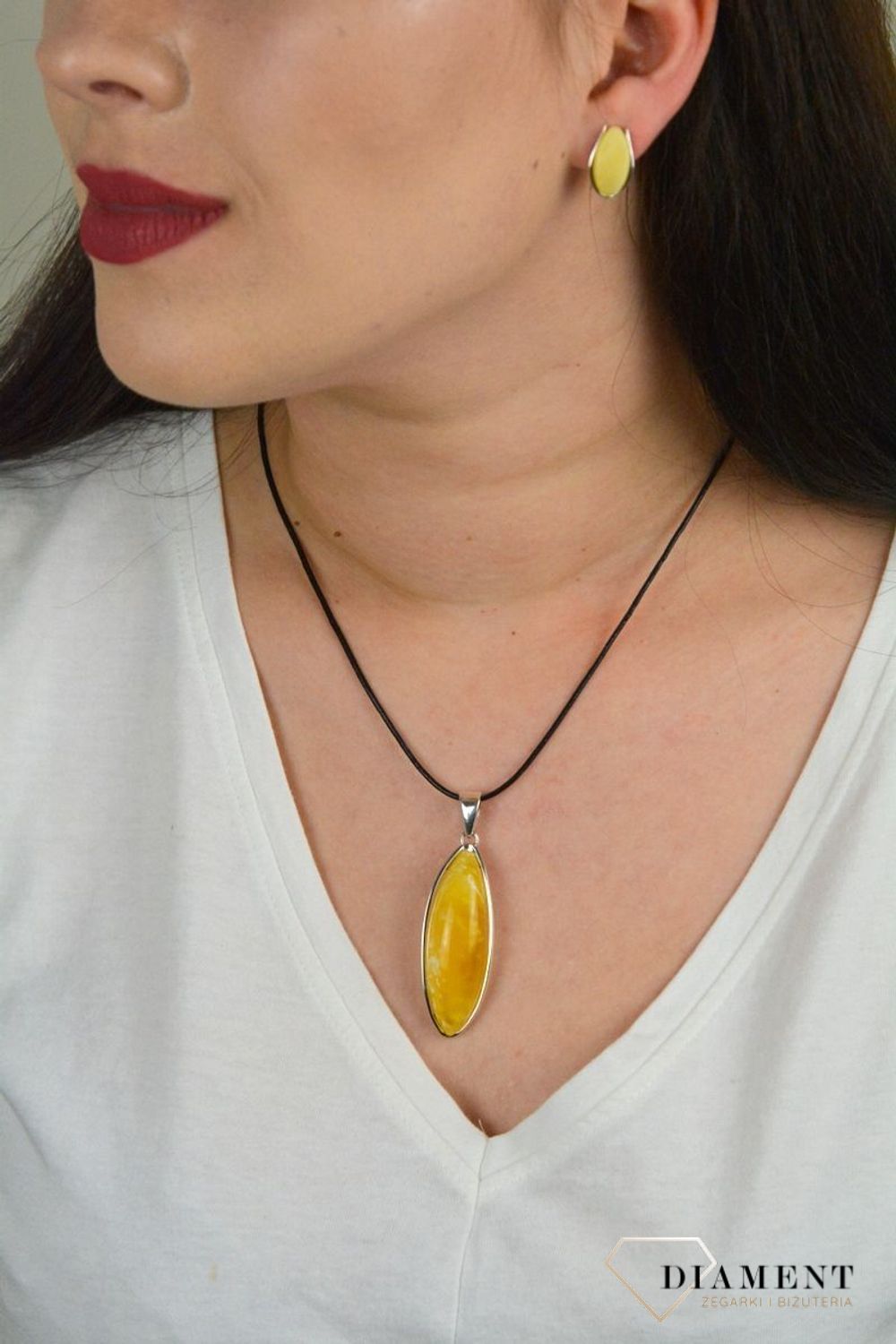 Podłużna zawieszka z miodowym bursztynem DIA-ZAW-4499-925.jpg