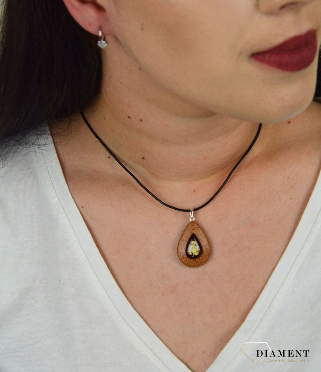 Drewniana zawieszka ozdobiona bursztynem DIA-ZAW-4535-925.jpg