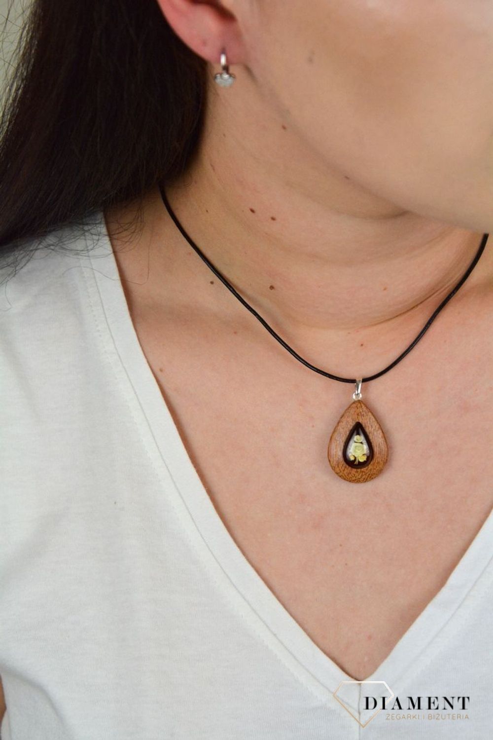 Drewniana zawieszka ozdobiona bursztynem DIA-ZAW-4535-925.jpg