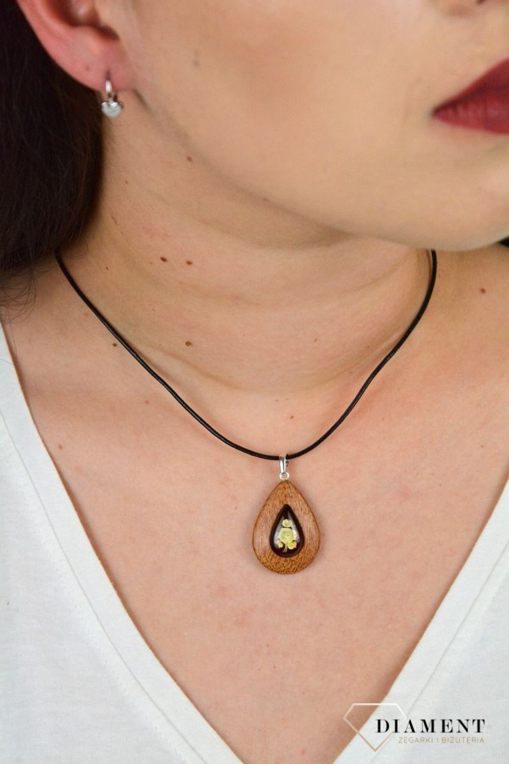 Drewniana zawieszka ozdobiona bursztynem DIA-ZAW-4535-925.jpg