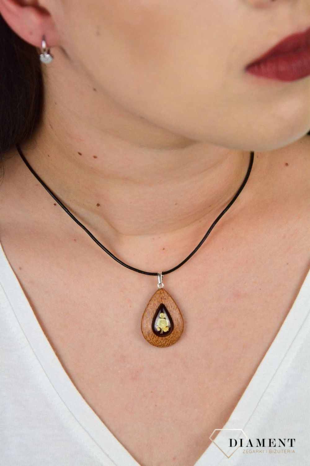 Drewniana zawieszka ozdobiona bursztynem DIA-ZAW-4535-925.jpg