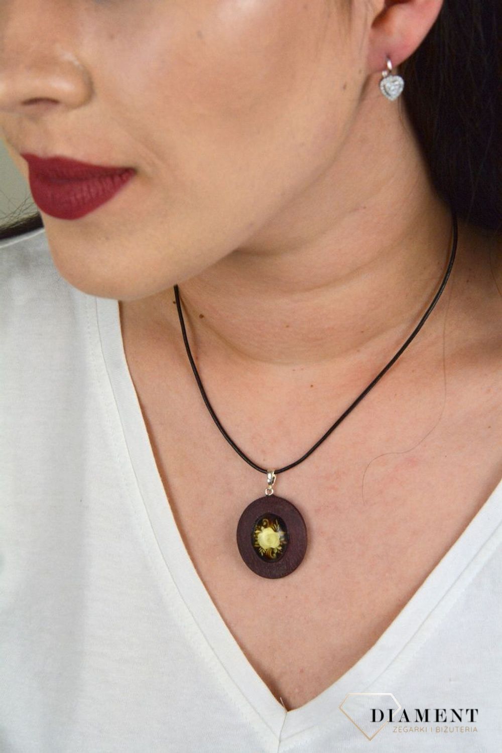 Drewniana zawieszka ozdobiona bursztynem DIA-ZAW-4536-925.jpg