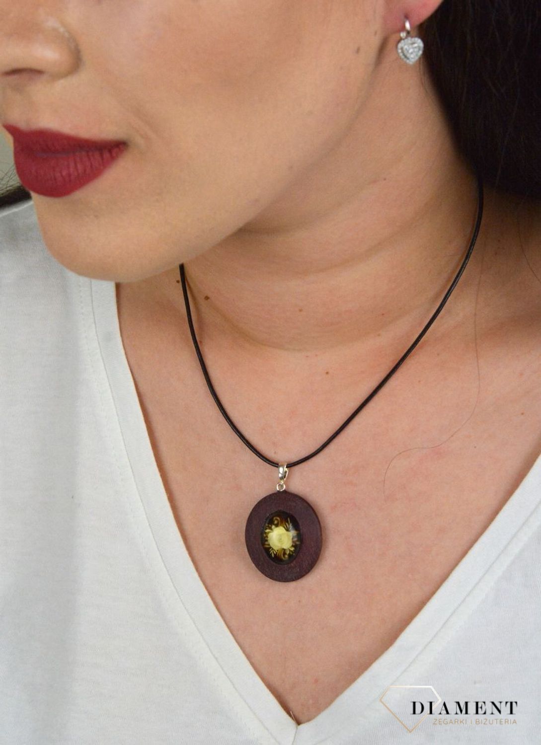 Drewniana zawieszka ozdobiona bursztynem DIA-ZAW-4536-925.jpg