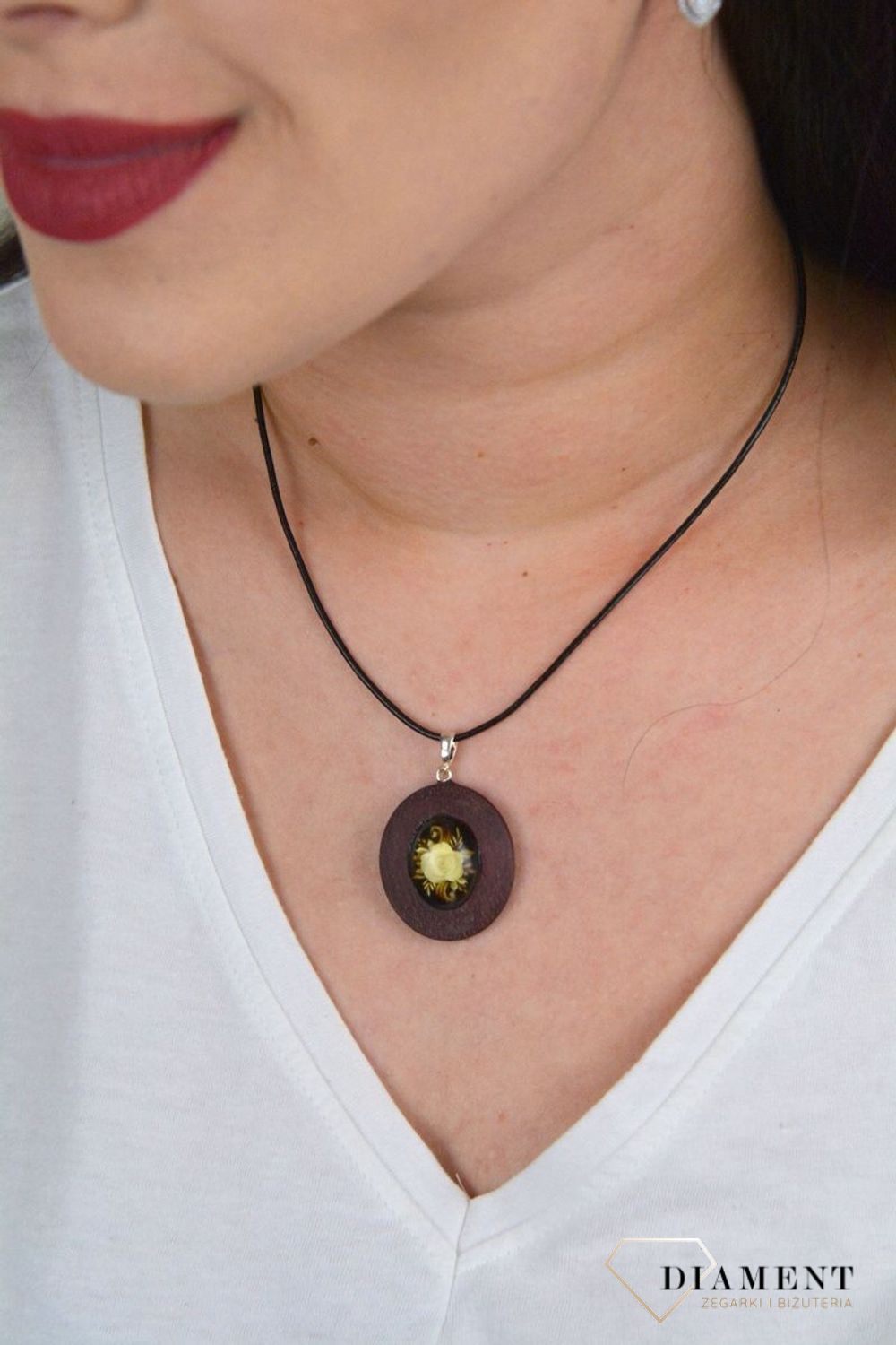 Drewniana zawieszka ozdobiona bursztynem DIA-ZAW-4536-925.jpg