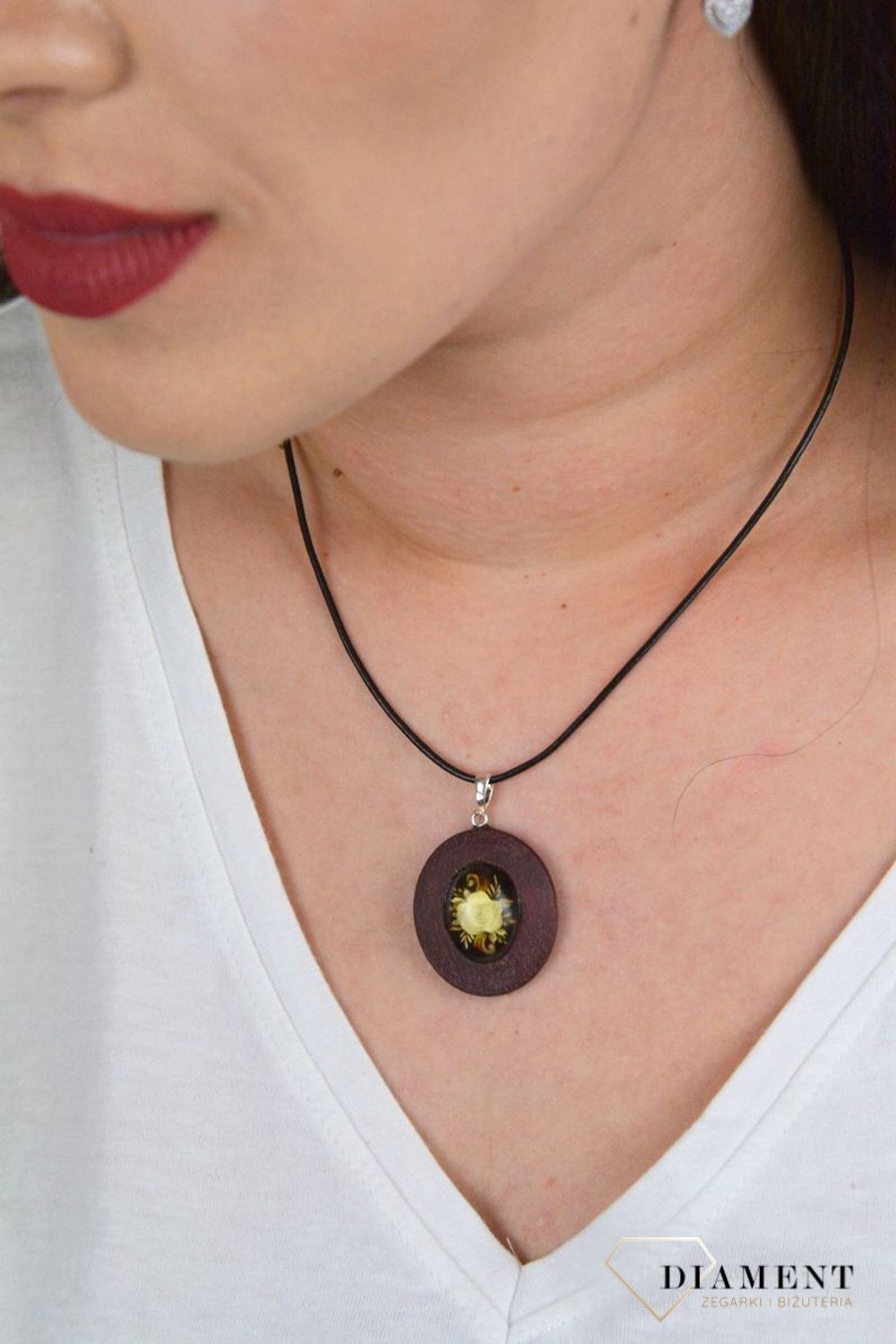 Drewniana zawieszka ozdobiona bursztynem DIA-ZAW-4536-925.jpg