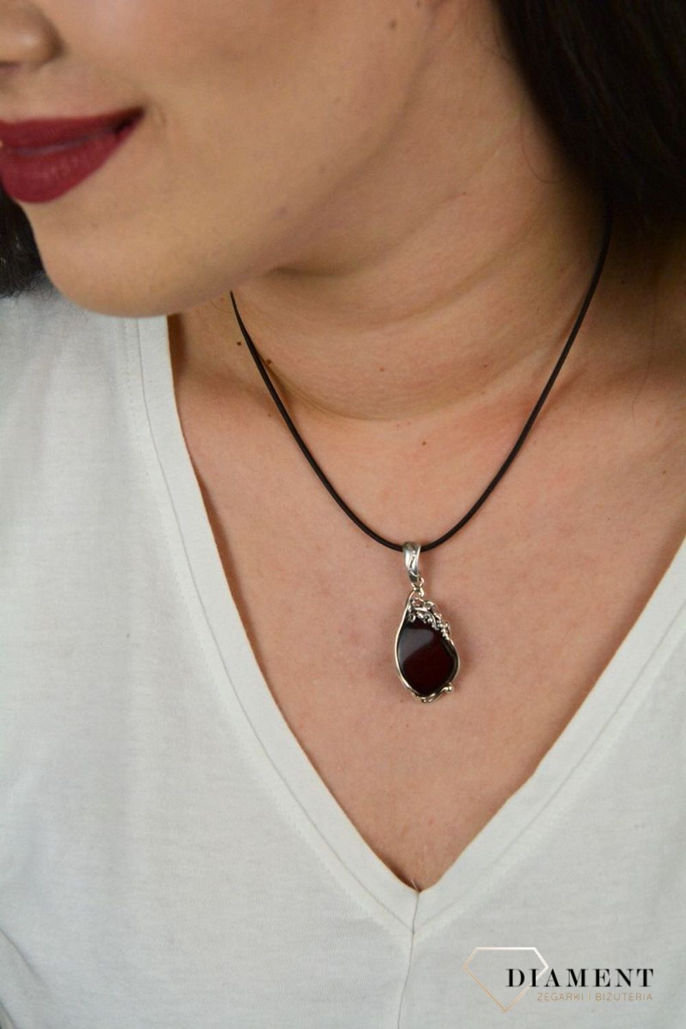 Zawieszka srebrna z ciemnym bursztynem DIA-ZAW-4545-925.jpg