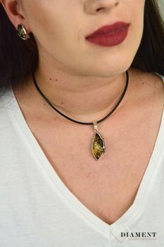 Zawieszka z zielonym bursztynem w srebrnej oprawie DIA-ZAW-4546-925 to propozycja od sklepu jubilerskiego Diament. Biżuteria dla osoby, k (3).JPG