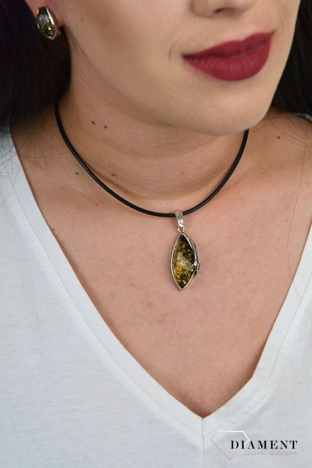 Zawieszka z zielonym bursztynem w srebrnej oprawie DIA-ZAW-4546-925.jpg