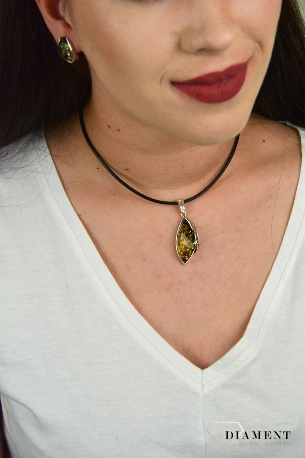 Zawieszka z zielonym bursztynem w srebrnej oprawie DIA-ZAW-4546-925.jpg
