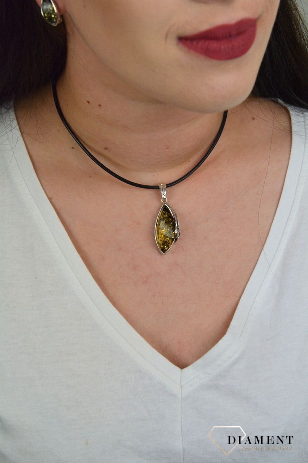 Zawieszka z zielonym bursztynem w srebrnej oprawie DIA-ZAW-4546-925.jpg