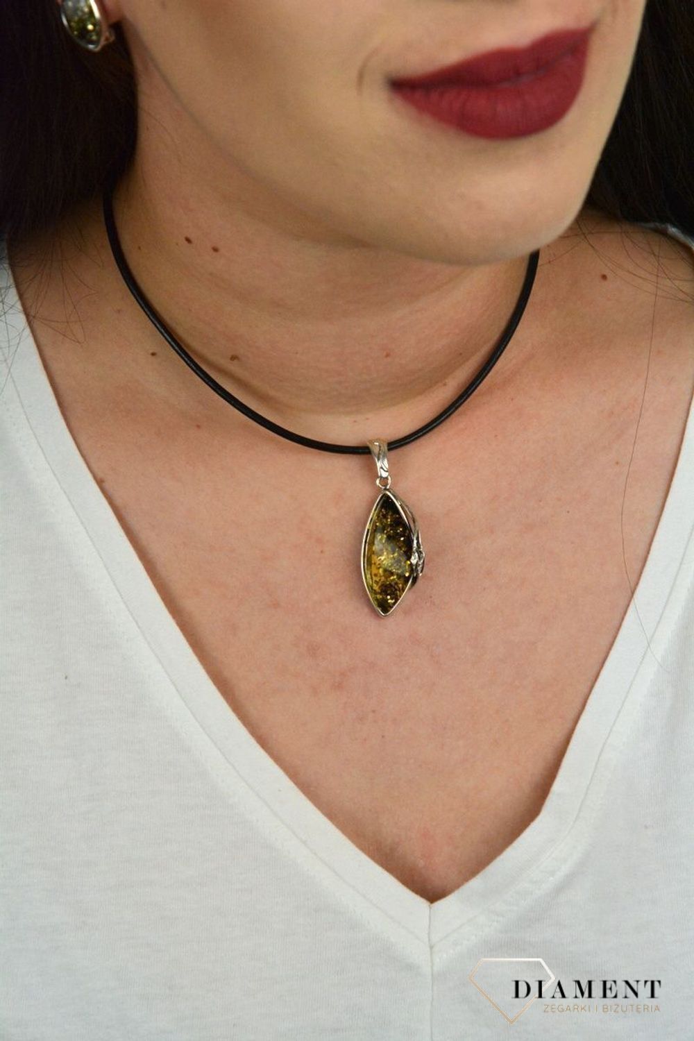 Zawieszka z zielonym bursztynem w srebrnej oprawie DIA-ZAW-4546-925.jpg