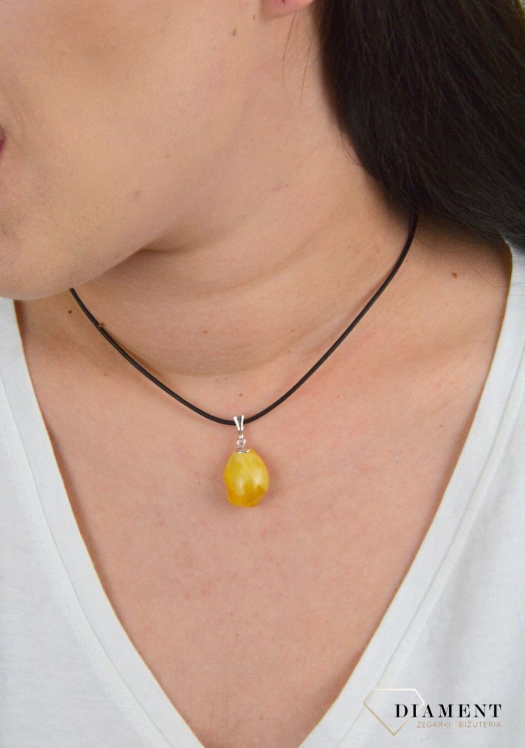 Srebrna zawieszka z mlecznym bursztynem DIA-ZAW-4547-925.jpg