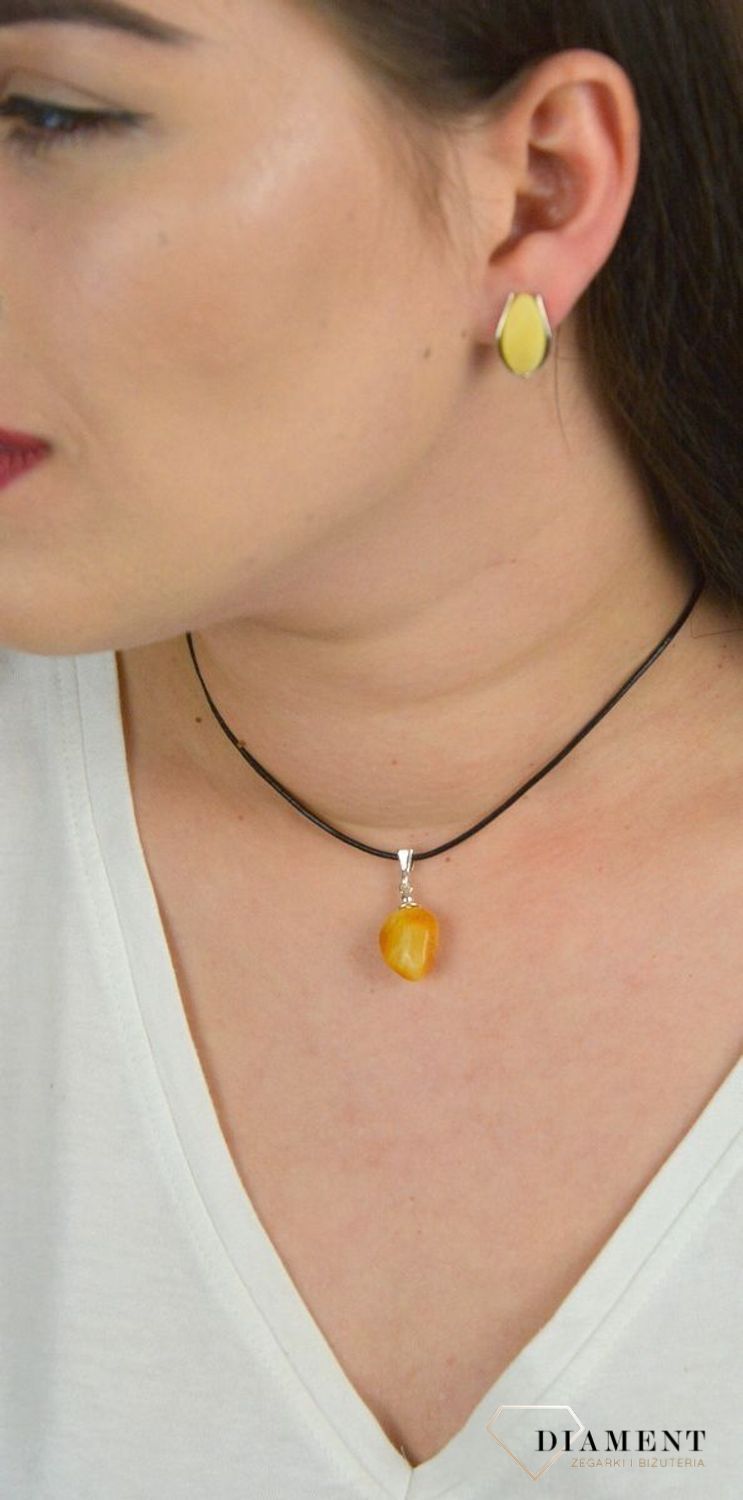 Zawieszka srebrna z bursztynem w kolorze mlecznym DIA-ZAW-4550-925.jpg