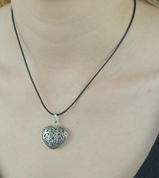 Srebrna zawieszka serce ażurowe DIA-ZAW-4599-925. Srebrna zawieszka w kształcie serca zdobiona ażurem. Wisiorek z najwyższej jakości srebra, w kształcie serca to biżuteria niezwykle efektowna i pełna blasku. Zawieszk (2).JPG