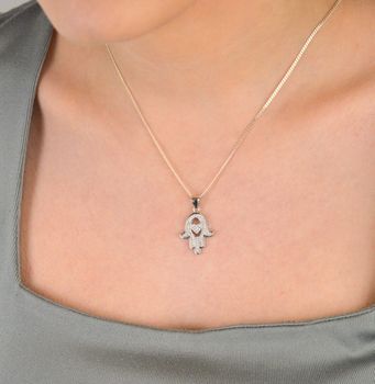 Zawieszka srebrna próba 925, ręka Fatimy z cyrkoniami DIA-ZAW-4609-925 Ta elegancka zawieszka to połączenie klasyki z delikatnym akcentem nowoczesności (2).JPG