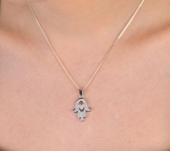Zawieszka srebrna próba 925, ręka Fatimy z cyrkoniami DIA-ZAW-4609-925 Ta elegancka zawieszka to połączenie klasyki z delikatnym akcentem nowoczesności (3).JPG