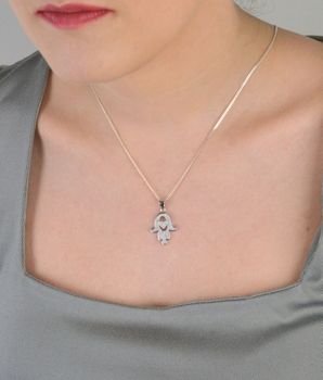 Zawieszka srebrna próba 925, ręka Fatimy z cyrkoniami DIA-ZAW-4609-925 Ta elegancka zawieszka to połączenie klasyki z delikatnym akcentem nowoczesności (4).JPG