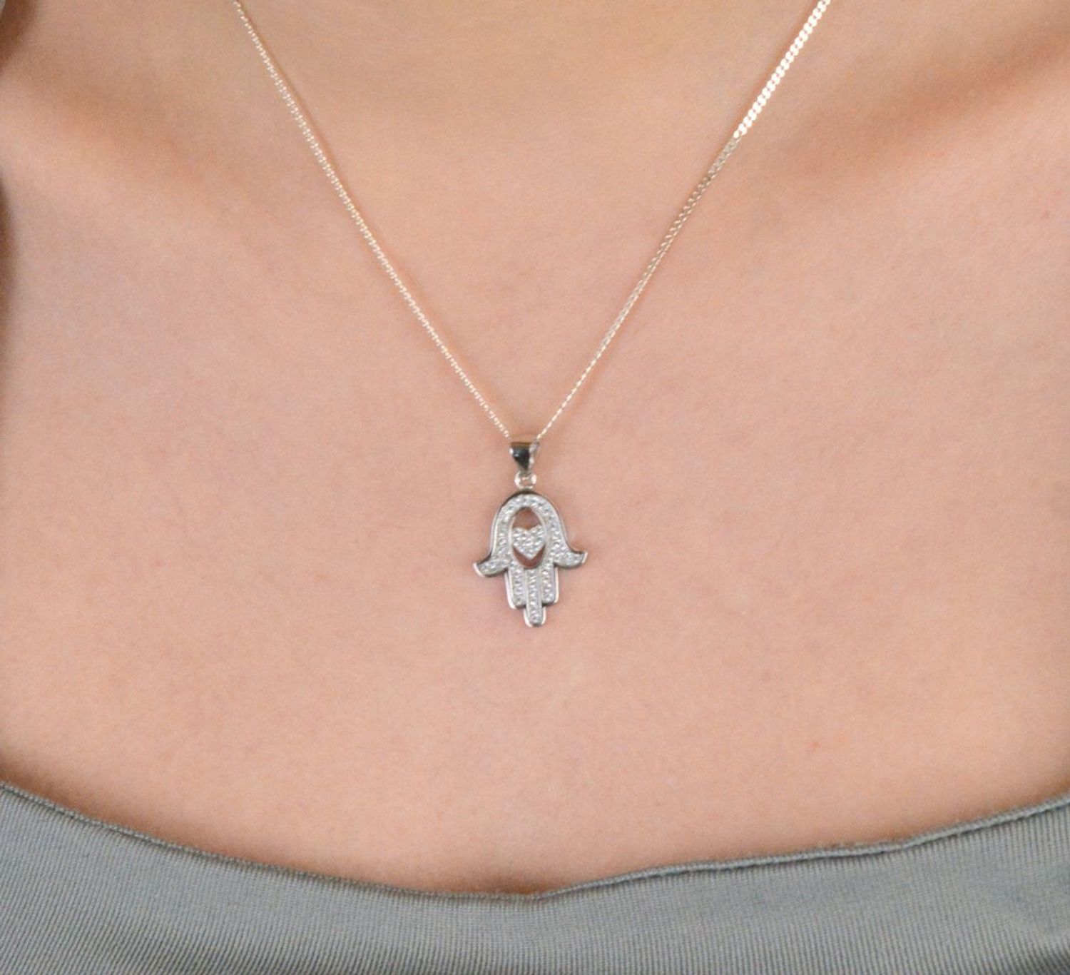 Zawieszka srebrna próba 925, ręka fatimy z cyrkoniami DIA-ZAW-4609-925 Ta elegancka zawieszka to połączenie klasyki z delikatnym akcentem nowoczesności. 1.jpg