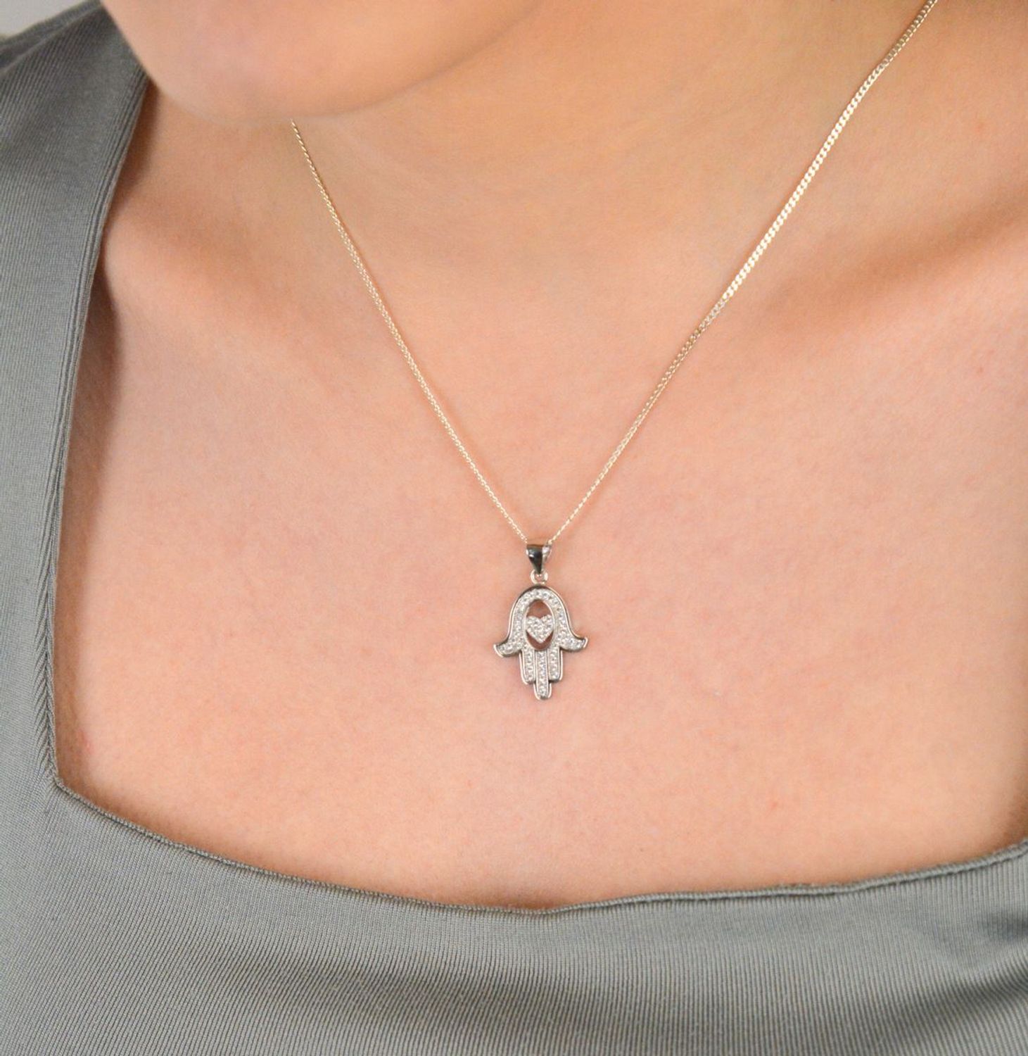 Zawieszka srebrna próba 925, ręka fatimy z cyrkoniami DIA-ZAW-4609-925 Ta elegancka zawieszka to połączenie klasyki z delikatnym akcentem nowoczesności. 1.jpg
