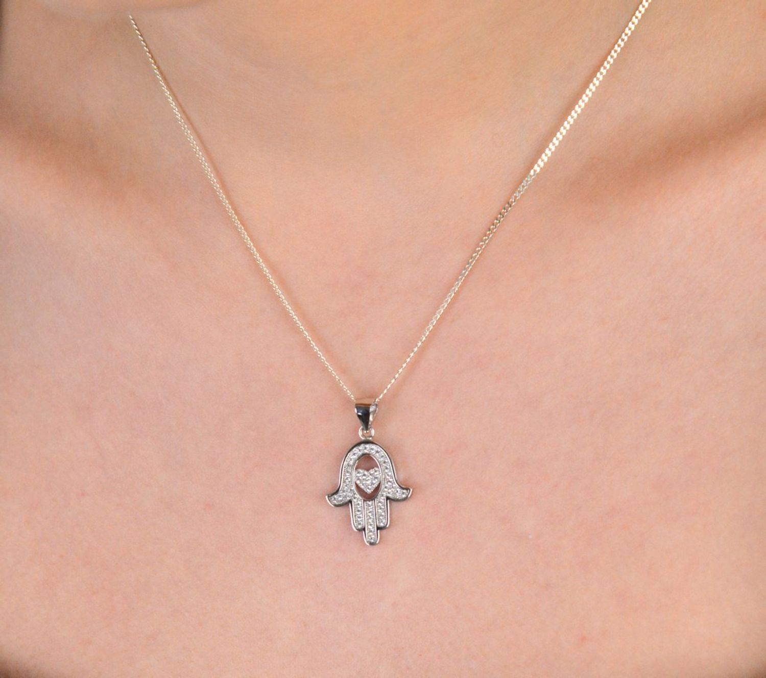 Zawieszka srebrna próba 925, ręka fatimy z cyrkoniami DIA-ZAW-4609-925 Ta elegancka zawieszka to połączenie klasyki z delikatnym akcentem nowoczesności. 1.jpg