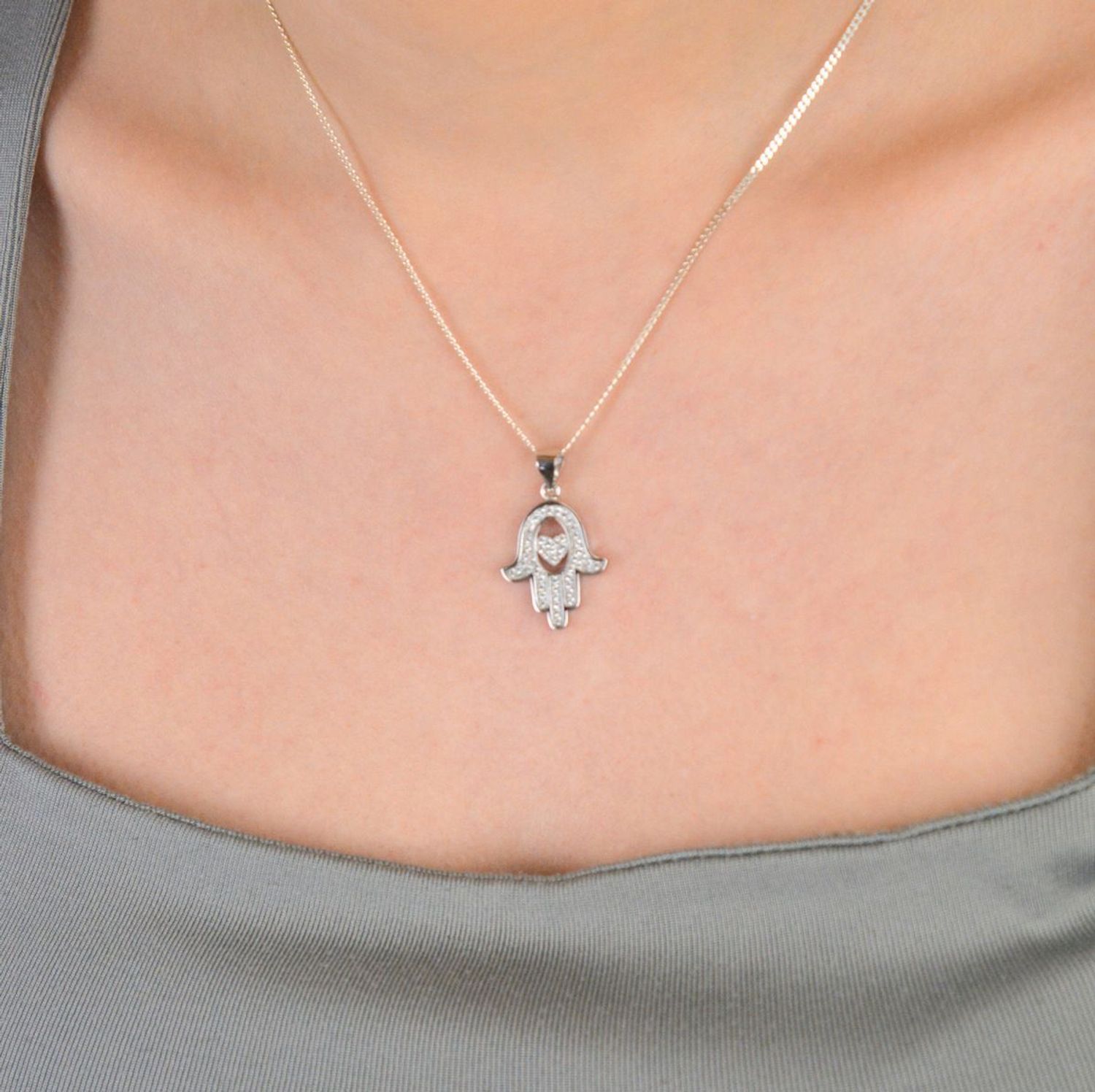 Zawieszka srebrna próba 925, ręka fatimy z cyrkoniami DIA-ZAW-4609-925 Ta elegancka zawieszka to połączenie klasyki z delikatnym akcentem nowoczesności. 1.jpg