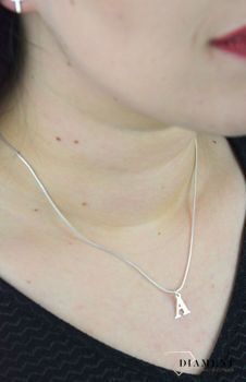 Srebrna zawieszka literka A 1 cm, 925 DIA-ZAW-4611A-925. Literka A wykonana z najwyższej próby srebra o wielkości 1 cm. Ta delikatna zawieszka z inicjałem będzie idealnym prezentem ( (2).JPG