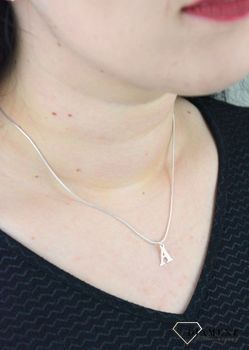 Srebrna zawieszka literka A 1 cm, 925 DIA-ZAW-4611A-925. Literka A wykonana z najwyższej próby srebra o wielkości 1 cm. Ta delikatna zawieszka z inicjałem będzie idealnym prezentem (1).JPG