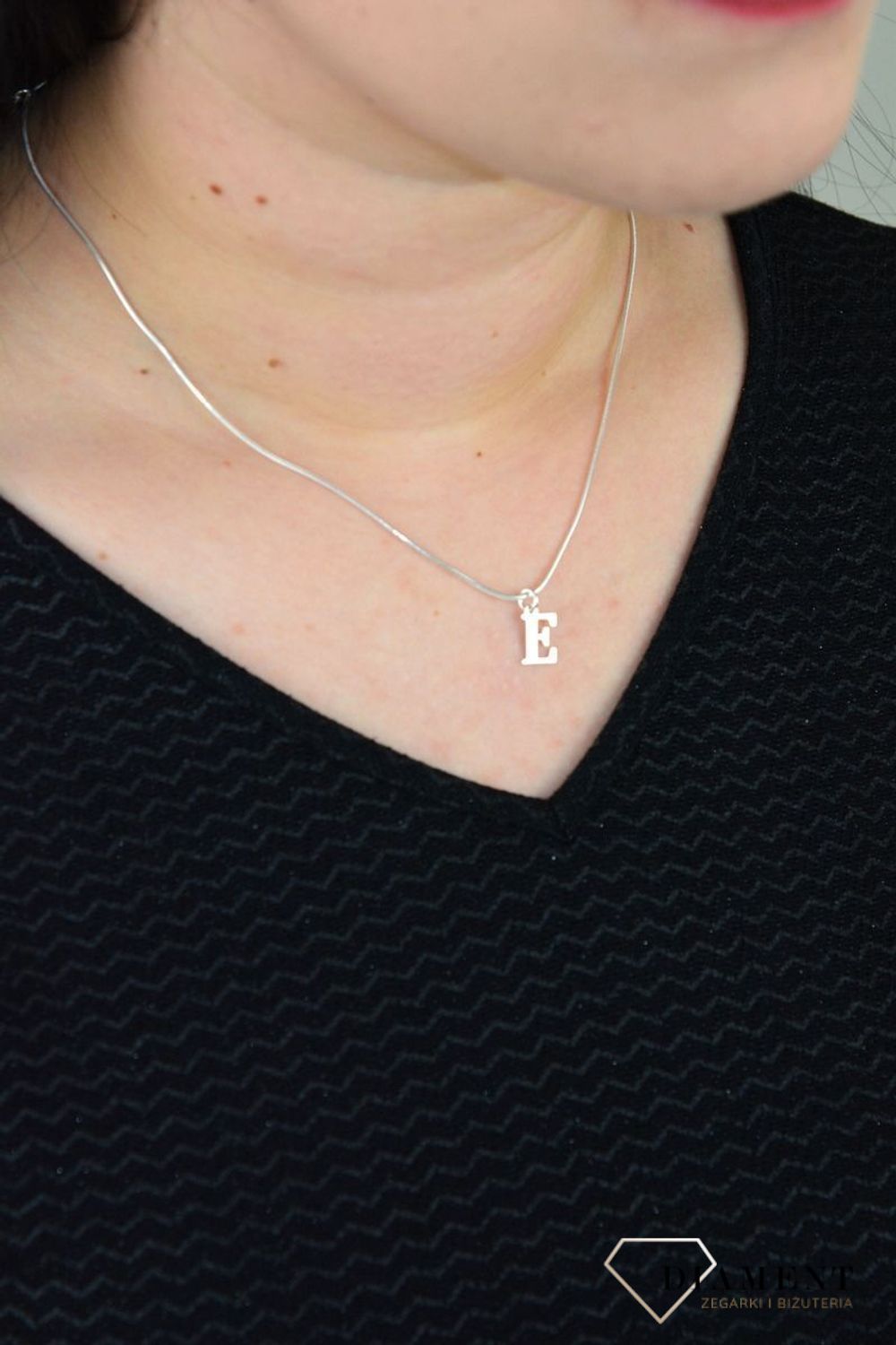Srebrna zawieszka literka E 1 cm, 925 DIA-ZAW-4611E-925.jpg