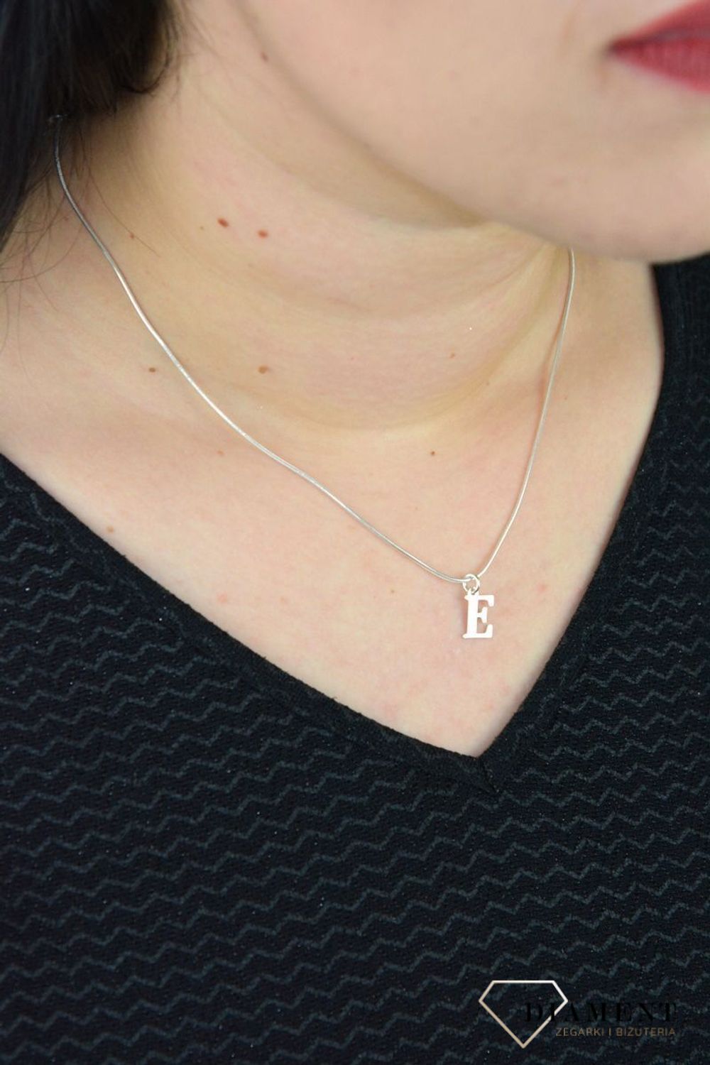 Srebrna zawieszka literka E 1 cm, 925 DIA-ZAW-4611E-925.jpg