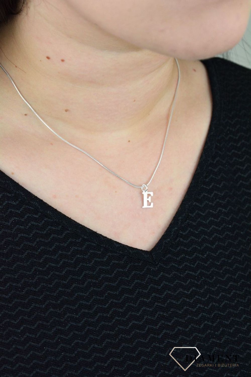 Srebrna zawieszka literka E 1 cm, 925 DIA-ZAW-4611E-925.jpg