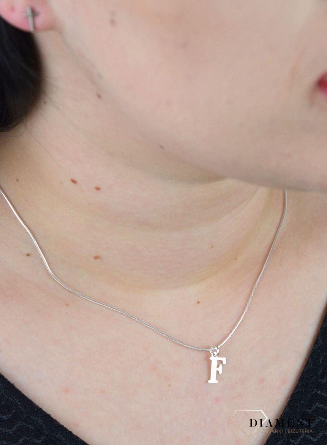 Srebrna zawieszka literka F 1 cm, 925 DIA-ZAW-4611F-925.jpg